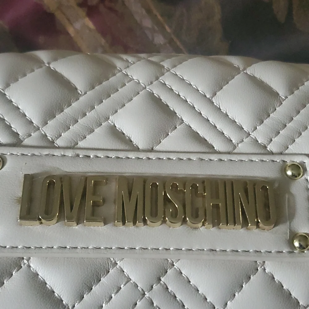 Moschino Host pick 2026 Large makeup or clutch new gorgeous 😍 I use as bag 🎒